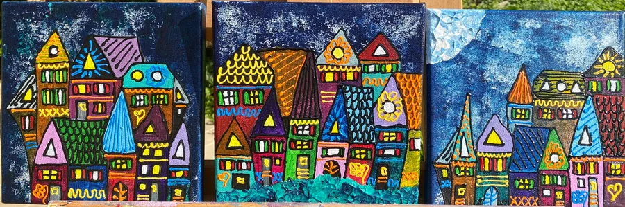 Triptyque de trois petites villes colorées sur fond bleu nuit