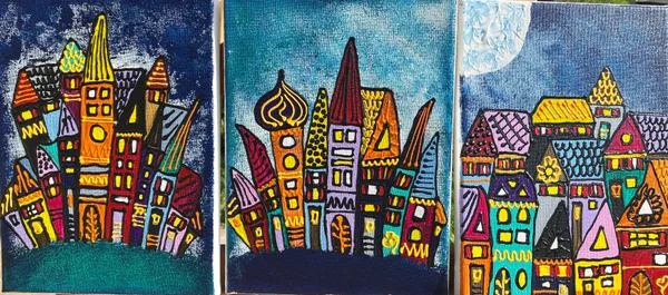 Triptyque de trois villes nocturnes avec clochers et lune