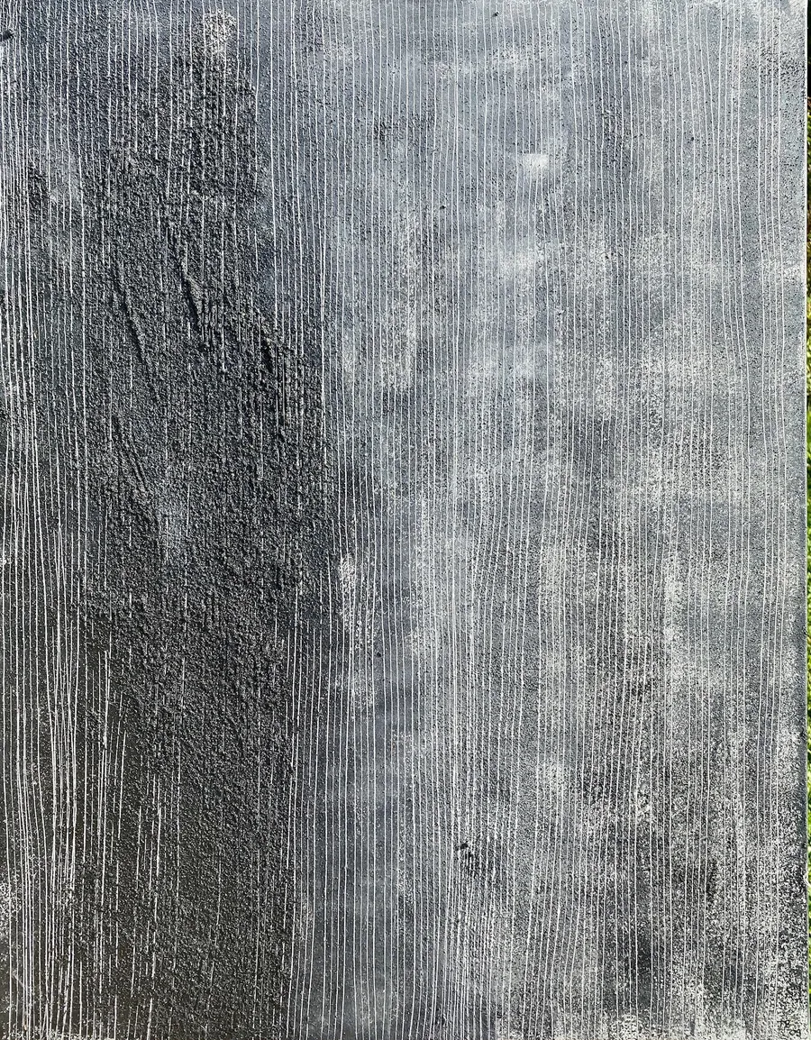 Peinture abstraite aux textures grises et noires avec des stries verticales