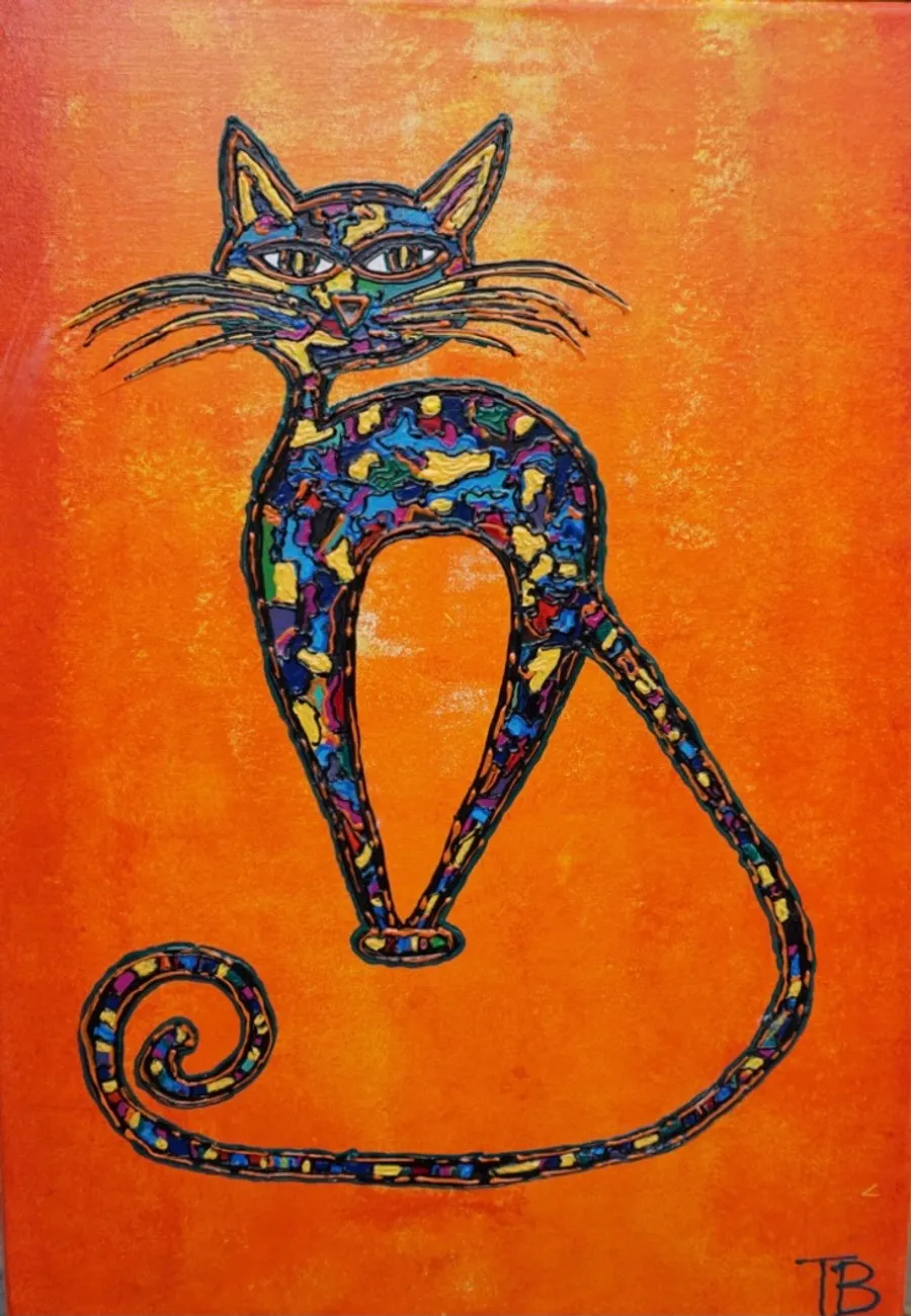 Peinture d'un chat élégant aux motifs bleus et dorés sur fond orange